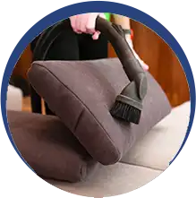 Nettoyage professionnel d'un coussin de canapé en tissu par Pureté Provence à Salon-de-Provence.
